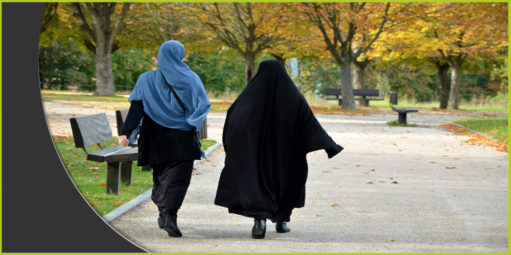 عندما اندلعت الثورة الإسلامية، أصدر الإمام الخميني مرسوماً يفرض على النساء ارتداء التشادور