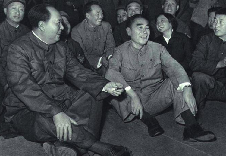 الرئيس ماو وزو إنلاي في عام 1966